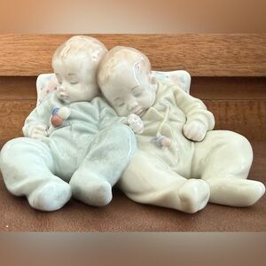 Lladro
Little Dreamers Figurine - Retired
Twin Babies Asleep